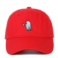 Gros plan sur la casquette rouge en sergé de coton avec broderie fantôme blanc et couteau - Réglable / Rouge
