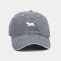 Dettaglio del ricamo a forma di cane su un berretto in cotone grigio scuro lavato - Regolabile / Grigio