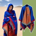 Poncho à capuche ethnique bleu et orange avec motifs floraux et détails de franges - Couleur 49