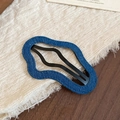 Dettaglio del tessuto denim blu scuro sulla clip per capelli a forma irregolare - Irregolare