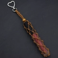 Détail du porte-rouge à lèvres tressé main avec clip cœur argenté et perle en bois - café