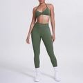 Vista dettagliata del set da yoga verde oliva con reggiseno allacciato al collo e leggings a vita alta - Verde oliva