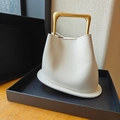 Secchiello moderno in pelle bianca con manico in metallo dorato e base curva unica - Bianco Sporco