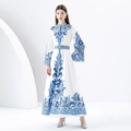 Elegantes weißes Maxikleid mit blauem Paisley-Print, Stehkragen und ausgestellten Ärmeln - S / Blau