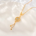 Makroaufnahme der Goldkette mit blauem Evil Eye Anhänger und verstellbarer Gleitkette - XL010-Roulette-Auge