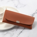 Funda de cuero para gafas con patrón de lichi y hebilla metálica en plato blanco - Marrón