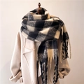 Sciarpa invernale spessa effetto cashmere con motivo a quadri neri e bianchi e nappe - Nero & Bianco / 【caratteristiche Del Prodotto】sciarpa A Quadri Bianchi E Neri Con Dettagli A Nappine. Il Materiale Sembra Essere Lana O Finta Lana.