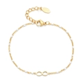 Dettaglio del bracciale in acciaio inossidabile dorato con perline di smalto bianco e charm infinito - Bianco