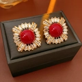 Detailansicht goldener Vintage-Ohrstecker mit rotem Zentrum und Kristall-Halo-Design - Silberner Ohrstecker-Gold-Rot