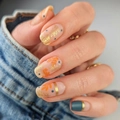 Unghie finte corte con foglie d'oro, motivi arancioni e dettagli artistici blu scuro - Stile con Colla (JP2883)