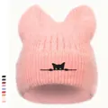 Rosa Strickmütze mit süßen Katzenohren und Stickerei für wohlige Winterwärme - Rosa