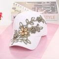 Cappellino da baseball in denim bianco con squisita decorazione floreale in strass - Regolabile / Bianco