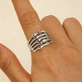 Gothische skeletvingerring in antiek zilveren afwerking met schedel en verstelbare band - Vingerkootjes Verstrengelde Schedel Stijl (A-1252)