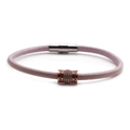 Détail macro du bracelet en cuir rose avec perle cylindrique sertie de zircons en or rose - Rose/Or Rose