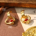 Dettaglio di orecchini a cuore in smalto rosso con texture dorata vintage fluida - Orecchini a Cerchio in Metallo Intrecciato con Intarsio Ovale Rosso (2-27943A-7000)