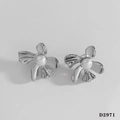 Orecchini a perno a fiore in argento con perla e finitura metallica lucida - Stile Lineare Astratto (D2971) / Argento