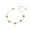 Elegante bracciale a catena dorata con cinque ciondoli a fiore di camelia traforati - Camelia
