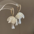 Boucles d'oreilles dorées à pétales blancs, glands de perles et cristaux pavés - Gland grande fleur blanche (57#)