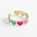 Makro-Detail des verstellbaren Goldrings mit buntem Emaille-Herz-Muster - Gold Herz