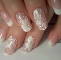 Detail van witte 3D bloemen reliëfs en gekleurde strassteentjes op kunstnagels set - Witte 3D Bloem en Strass Stijl (DW49)