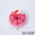 Modello di ciambella artificiale in schiuma PU rosa con crema e frutta, diametro 7 cm - Rosso-Goji