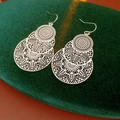 Detalle de pendientes de hoja calada en plata con gotas sobre terciopelo verde - Ganchos para pendientes - Plata