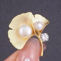 Elegante spilla a foglia di ginkgo dorata con perle bianche e cristalli brillanti - Foglia di Ginkgo con Perla