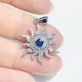 Ciondolo a girasole in argento con zircone blu e cristalli bianchi per gioielli fai-da-te - Sole con Gemma Blu Argento