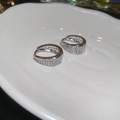 Nahaufnahme der silbernen U-förmigen Ohrringe mit Zirkonia-Pflaster in einer Schale - Silber