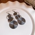 Detalle de pendientes grises de círculos concéntricos en un plato de cerámica - Estilo de Gancho / Color gunmetal