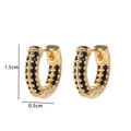 Detalle de pendientes dorados con micro pavé de piedras negras y medidas 1,5 cm por 0,5 cm - Estilo Pavé Negro (S)