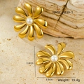 Dettaglio delle dimensioni degli orecchini a fiore dorato e perla 3,8cm x 3,9cm - Texture Pietra Oro Perla(A839-1)
