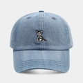 Détail de la broderie de chien sur casquette en denim délavé bleu clair avec coutures fines - Réglable / Bleu clair