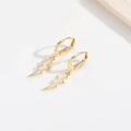 Orecchini a fulmine minimalisti placcati in oro con finitura in smalto bianco - Fulmine Bianco