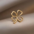 Spilla quadrifoglio dorata con foglie a cuore traforate su raso beige elegante - Quadrifoglio minimalista