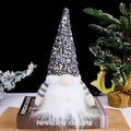 Gnomo navideño con gorro de lentejuelas grises y barba blanca sobre libros decorativos - Sombrero de Lentejuelas Gris Claro / Gris