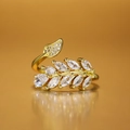 Elegante anillo ajustable de oro con diseño de hoja de circonita brillante para mujer - Abierto Ajustable / Dorado