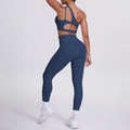 Detailansicht eines dunkelblauen Ein-Schulter-Sport-BHs mit Cross-Back und hoher Yoga-Leggings - S / Marineblau