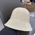 Dettaglio del cappello pescatore in maglia beige con trama traspirante e corona morbida - M (56-58cm) / Beige