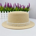 Dettaglio del pizzo bianco con perle e filo dorato su un cappello di paglia stile boater - M (56-58cm) / Beige