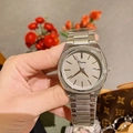 Orologio in acciaio argento con quadrante champagne e datario indossato sul polso - Cassa Argento Quadrante Grigio