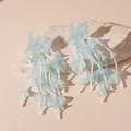 Detail von hellblauen Blumenohrringen mit gefrosteten Acrylpetalen und weißen Perlen - Blaue Blatt Quasten Ohrringe (HE24939) / Blau