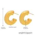 Detalle de pendientes de aro dorados en forma de C de acero inoxidable con medidas y peso - 2.6cm / Dorado