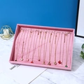 Bandeja de terciopelo rosa para joyas con varios collares dorados y colgantes de moda - Bandeja para Collares y Pulseras