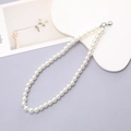 Elegante ciondolo per telefono con perle bianche tonde e moschettone in argento - Catena di Perle Lunga (K1397) / Bianco