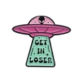 Pinke UFO Emaille-Anstecknadel mit Alien und Schriftzug 'GET IN LOSER' auf grünem Strahl - UFO Alien Stil (QHXZ032)
