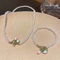 Set collana e bracciale di perle con ciondoli a tulipano rosa e chiusura a levetta - Set Bracciale e Collana di Perle di Tulipano