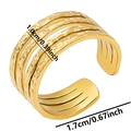 Dettaglio macro di anello dorato multistrato con larghezza 1,0cm e diametro interno 1,7cm - Oro