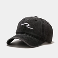Détail de la casquette de baseball en coton noir délavé avec broderie vague blanche - Réglable / Noir