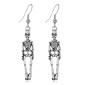 Détail de boucles d'oreilles tête de mort gothique en argent sur fond blanc pur - Crâne